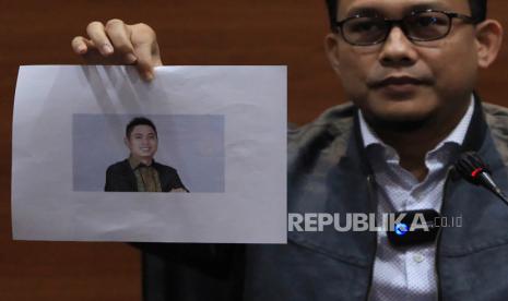 Juru bicara Komisi Pemberantasan Korupsi (KPK) Ali Fikri menunjukkan foto dan surat penetapan Daftar Pencarian Orang (DPO) atas nama Mardani H.Maming saat konferensi pers di Gedung Merah Putih KPK, Jakarta, Selasa (26/7/2022). Bendahara Umum PBNU sekaligus Ketua DPP PDI Perjuangan Kalimantan Selatan tersebut masuk dalam DPO setelah mangkir panggilan KPK dan tidak diketahui keberadaannya terkait kasus dugaan suap dan gratifikasi pemberian izin usaha pertambangan (IUP) saat Mardani H. Maming menjabat Bupati Kabupaten Tanah Bumbu, Kalimantan Selatan. 