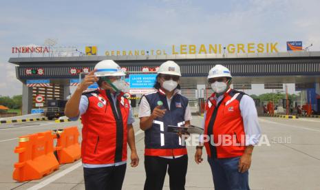 Direktur Utama PT Waskita Karya (Persero) Tbk Destiawan Soewardjono (kanan) berbincang dengan Direktur Operasi II PT Waskita Karya (Persero) Tbk Bambang Rianto (kiri) dan Direktur Teknik PT Waskita Bumi Wira Norman Hidayat (tengah) saat meninjau progres pembagunan proyek jalan tol Krian-Legundi-Bunder-Manyar (KLBM) seksi 1 di Gresik, Jawa Timur, Selasa (24/11/2020). Pembangunan proyek jalan tol KLBM sepanjang 38,9 kilometer yang akan segera dibuka untuk umum tersebut untuk mendukung peningkatan dan pemerataan perekonomian nasional serta memudahkan aksesibilitas atau mobilisasi kendaraan logistik ke kawasan industri Java Integrated Industrial and Ports Estate (JIIPE). 