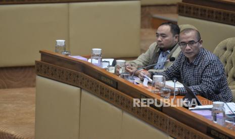 Ketua KPU Hasyim Asyari saat mengikuti rapat dengar pendapat (RDP) bersama Komisi II DPR terkait penyelenggaraan Pemilu 2024 di kompleks Parlemen, Jakarta, Senin (5/2/2024). RDP yang menghadirkan KPU, Bawaslu, DKPP, dan Kemendagri tersebut membahas kesiapan penyelenggaraan Pemilu 2024 dan isu-isu terkini terkait pesta demokrasi itu.