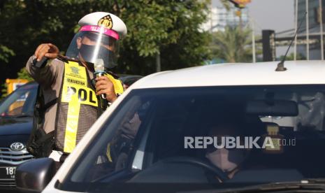 Polisi dengan menggunakan alat pelindung wajah melakukan penyekatan saat Pembatasan Sosial Berskala Besar (PSBB) Tahap III di Bundaran Waru, Surabaya, Jawa Timur.Rancangan Peraturan Daerah (Raperda) tentang perubahan atas Peraturan Daerah nomor 1 tahun 2019 tentang Penyelenggaraan Ketenteraman, Ketertiban Umum, dan Pelindungan Masyarakat (Trantibum) disahkan pada sidang paropurna di Gedung DPRD Jatim, Surabaya, Senin (27/7).  