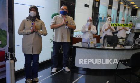 Petugas  customer service BCA Syariah  melayani seorang nasabah didamping Direktur BCA Syariah Houda Muljanti dan Pranata di Kantor Cabang BCA Syariah Jatinegara.  BCA Syariah Jatinegara memperingati Hari Pelanggan dengan tema layanan tenaga kesehatan Covid-19 . Terinspirasi dari dedikasi para tenaga kesehatan dalam menghadapi pandemi. 