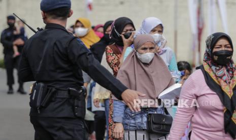 Orang-orang mengantre untuk mendapatkan dosis vaksin COVID-19 selama kampanye vaksinasi yang diselenggarakan oleh Polri dan TNI di Mabes Polri di Depok, Jawa Barat, Indonesia, 20 Oktober 2021. 