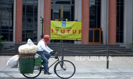 Spanduk peringatan penutupan tempat usaha terpasang di pintu masuk Bar dan Restoran Holiwings Yogyakarta, Kamis (30/6/2022). Pemkab Sleman mengikuti wilayah lain ikut menutup outlet Holiwiy. Ada beberapa pertimbangan penutupan outlet Holywings Jogja tersebut, yaitu operasional usaha Bar dan Resto Holywings belum sesuai dengan ketentuan Perda maupun Perkada Kabupaten Sleman. Selanjutnya, usaha tempat huburan malam tersebut juga dinilai telah menimbulkan kegaduhan dan mengganggu ketentraman masyarakat serta ketertiban umum.