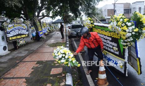 Karangan bunga duka cita untuk putra sulung Gubernur Jawa Barat Ridwan Kamil, Emmeril Kahn Mumtadz atau Eril terus berdatangan ke rumah dinas Gubernur Jawa Barat Gedung Pakuan, Kota Bandung, Jumat (3/6). Meski jenazah Eril belum ditemukan, Ridwan Kamil beserta keluarga sudah mengikhlaskan sepenuhnya bahwa Eril kemungkinan sudah meninggal di Sungai Aare, Swiss.