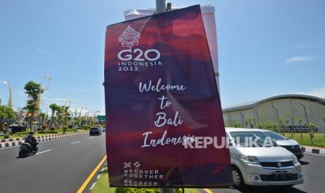 Kendaraan melintas di samping baliho KTT G20 di Jalan Bandara Ngurah Rai, Kabupaten Badung, Bali, Kamis (10/11/2022). Juru bicara Kementerian Luar Negeri (Kemenlu) Rusia Maria Zakharova memuji keketuaan Indonesia di G20. Dia secara khusus menyoroti agenda pemersatu yang diusung Indonesia dalam forum ekonomi internasional tersebut.