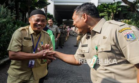 Sejumlah Aparatur Sipil Negara (ASN) bersalaman saat Halal bihalal di Balai Kota Daerah Khusus Jakarta, Selasa (16/4/2024). Pemerintah Provinsi DKJ menggelar Halal bihalal di lingkungan ASN pada hari pertama kerja setelah libur Idul Fitri 1445 Hijriah sebagai ajang silaturahim dan saling memaafkan. 