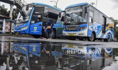 Penumpang berjalan memasuki bus Trans Metro Bandung di Terminal Cicaheum, Kota Bandung.