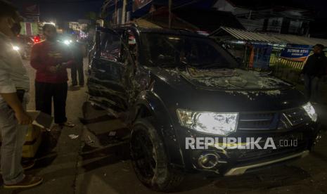 Warga melihat kondisi mobil pribadi yang rusak usai kecelakaan beruntun di Alun Alun Tanjungsari, Sumedang, Jawa Barat, Selasa (1/12/2020).  Kecelakaan yang diakibatkan sebuah truk yang diduga mengalami rem blong sehingga menabrak mobil, angkot, sepeda motor, dan kios mengakibatkan sementara terdata dua orang korban meninggal dunia, satu orang luka berat, dan lima orang luka ringan. 