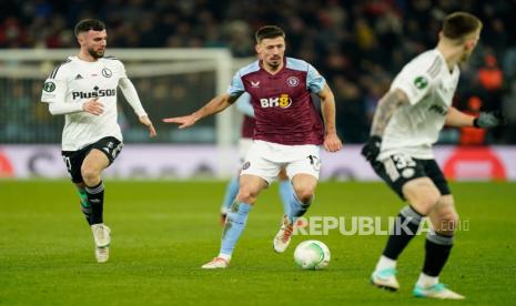 Clement Lenglet saat membela Aston Villa (tengah).