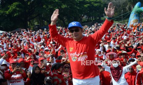 Sedikitnya 5.000 orang mengikuti kegiatan senam sehat saat launcing Senam RK Indonesia Juara bersma Gubernur Jawa Barat Ridwan Kamil yang diinisiasi oleh Gerakan Nasional Indonesia Juara (GNIJ) dan Perempuan Indonesia Juara ini di Monumen Perjuangan, Ahad (4/9). 