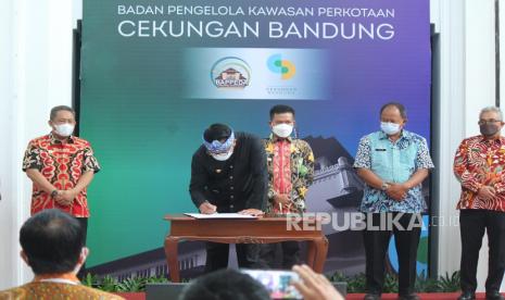 Gubernur Jawa Barat Ridwan Kamil bersama sejumlah kepala daerah dan yang mewakili menandatangani komiitmen bersama saat Rapat Koordinasi Dewan Pengarah Badan Pengelolaan Kawasan Perkotaan Cekungan Bandung di Aula Barat Gedung Sate, Kamis (31/3/2022). Acara tersebut dalam rangka mendukung pelaksanaan optimasi pengelolaan dan sinergi antara pemerintah provinsi dan pemerintah daerah kabupaten/kota dalam hal pengelolaan kawasan perkotaan Cekungan Bandung.