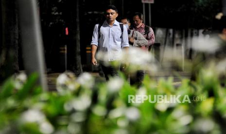 Pekerja berjalan saat jam pulang kerja di area pedestrian kawasan Sudirman, Jakarta, Selasa (17/5/2022). Pemerintah melalui Presiden Joko Widodo melonggarkan kebijakan aturan terkait pemakaian masker yakni memperbolehkan tidak mengenakan masker di luar ruangan apabila tidak dalam kondisi kerumunan, hal tersebut menyusul kondisi pandemi Covid-19 di Indonesia saat ini terkendali. Republika/Thoudy Badai