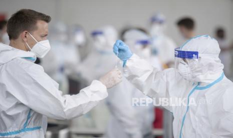  Petugas medis mengambil sampel usap di stasiun uji virus korona di depan Austria Center Vienna, di Wina, Austria, 16 September 2020. Hingga 3.000 siswa harus diuji untuk virus corona COVID-19 sebelum memasuki kuliah di Universitas Ekonomi Wina dan Bisnis. Stasiun pengujian adalah proyek percontohan untuk melihat bagaimana pengujian cepat, dengan hasil dalam waktu kurang dari 15 menit, dapat mengamankan peristiwa besar.