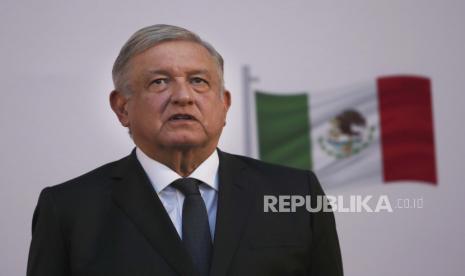 Presiden Meksiko Andres Manuel Lopez Positif Covid-19. Presiden Meksiko Andrés Manuel López Obrador berdiri dalam rangka memperingati ulang tahun keduanya menjabat, di Istana Nasional di Mexico City, pada Selasa, 1 Desember 2020.