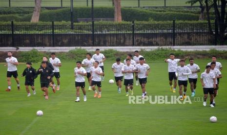 Pesepak bola Timnas Indonesia berlatih di Lapangan A Kompleks Gelora Bung Karno (GBK), Senayan, Jakarta, Rabu (4/1/2023). Latihan tersebut dilakukan mejelang menghadapi Vietnam di laga semifinal Piala AFF 2022 pada Jumat (6/1/2023). Latihan tersebut sempat batal digelar karena hujan deras yang mengakibatkan lapangan becek dan tergenang. Republika/Prayogi.