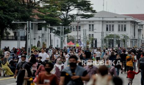 Pengunjung memadati area wisata Kota Tua, Jakarta saat libur lebaran. Sandiaga Uno menyiapkan antisipasi untuk mengatasi lonjakan wisatawan saat lebaran.