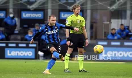 Christian Eriksen dari Inter Milan mencetak gol kemenangan 2-1 lewat tendangan bebas dalam pertandingan sepak bola perempat final Coppa Italia antara FC Inter dan AC Milan di Stadion Giuseppe Meazza di Milan, Italia, 26 Januari 2021.