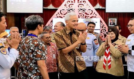 Gubernur Jawa Tengah, Ganjar Pranowo, saat menghadiri peresmian dioperasionalkannya Posko Terpadu (Posko Induk) Lebaran 2023, di kantor Dinas Perhubungan (Dishub) Provinsi Jawa Tengah, di Semarang, Jawa Tengah, Jumat (14/4).