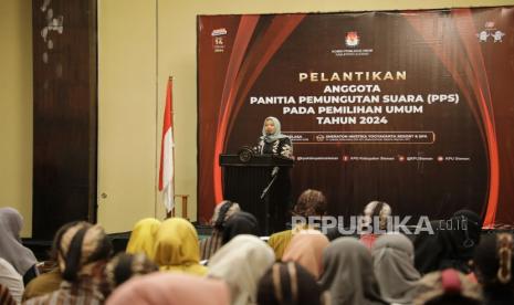 Bupati Sleman, Kustini Sri Purnomo, menghadiri pelantikan Anggota Panitia Pemungutan Suara (PPS) Pemilihan Umum  2024, Selasa (24/1). 