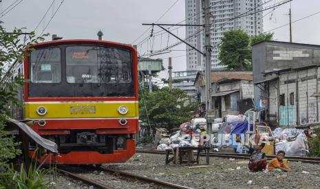 Dua anak bermain di tengah jalur kereta api Palmerah-Tanah Abang, Jakarta, Selasa (27/10/2022). PT MRT Jakarta berencana mengakuisisi PT KCI yang ditolak oleh serikat pekerja kereta api. (ilustrasi)