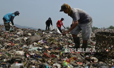 Pemulung mengumpulkan sampah di Tempat Pembuangan Akhir (TPA) Cikundul, Lembursitu, Kota Sukabumi, Jawa Barat, Selasa (17/10/2023). Dinas Lingkungan Hidup (DLH) Kota Sukabumi mencatat volume produksi sampah mencapai 180 ton per hari, sekitar 60 persen di antaranya berasal dari jenis sampah makanan dan sampah rumah tangga.  