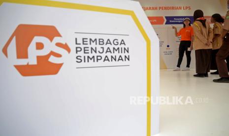 Anggota Pramuka Peserta Raimuna Nasional (Rainas) XII Tahun 2023 mendapatkan edukasi tentang LPS di Buperta Cibubur, Jakarta, Ahad (20/8/2023). Dalam kesmpatan tersebut Lembaga Penjamin Simpanan (LPS) memberikan edukasi kepada anggota pramuka dan pelajar untuk menyimpan uang di lembaga keuangan yang dijamin oleh LPS.  