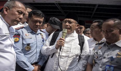 Anas Urbaningrum saat keluar dari Lapas Sukamiskin, Kota Bandung, Jawa Barat, Selasa (11/4/2023). 