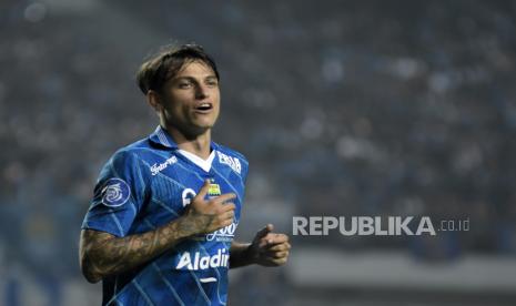 Gelandang Persib Bandung Stefano Beltrame dalam pertandingan lanjutan BRI Liga 1 2023-2024 di Stadion Gelora Bandung Lautan Api (GBLA), Gedebage, Bandung, Jawa Barat, Senin (4/12/2023). Dalam pertandingan tersebut Persib Bandung ditahan imbang oleh PSM Makassar dengan skor akhir 0-0.