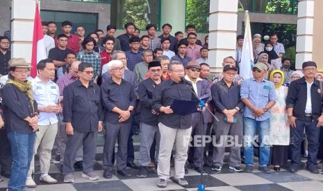 Rektor Universitas Islam Indonesia (UII), Fathul Wahid menyampaikan pernyataan sikap terkait kondisi politik nasional terkini di UII, Sleman, Kamis (1/2/2024). 