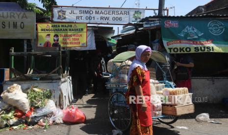 Pedagang mengemasi barang dagangannya di Pasar Simo, Surabaya, Jawa Timur, Kamis (7/5/2020). Perusahaan Daerah (PD) Pasar Surya Kota Surabaya menutup sementara Pasar Simo dan Pasar Simo Gunung selama 14 hari akibat diduga adanya dua pedagang di pasar tersebut yang terkonfirmasi positif virus Corona atau COVID-19