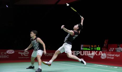  Marcus Fernaldi Gideon dari Indonesia (kiri) dan Kevin Sanjaya Sukamuljo bersaing dengan Takuro Hoki/Yugo Kobayashi dari Jepang dalam pertandingan final bulu tangkis ganda putra di BWF World Tour Finals di Nusa Dua, Bali, Ahad (5/12). Kevin/Marcus menyerah dengan skor 16-21, 21-14, 17-21 dalam waktu 61 menit. 