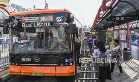 Warga menaiki bus listrik di Terminal Blok M, Jakarta, Kamis (24/8/2023). Transjakarta diminta mempercepat pengadaan bus listrik.