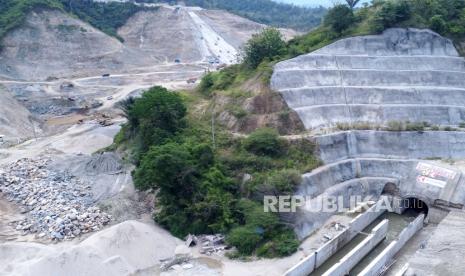 Foto aerial pengerjaan pembangunan Bendungan Bulango Ulu di Desa Tuloa, Kabupaten Bone Bolango, Gorontalo, Senin (22/4/2024). 