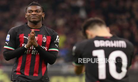 Pemain AC Milan Rafael Leao (kiri) 