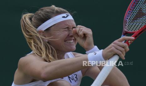 Marie Bouzkova dari Republik Ceko merayakan kemenangan atas petenis Prancis Caroline Garcia dalam pertandingan tunggal putri putaran keempat pada hari ketujuh kejuaraan tenis Wimbledon di London, Ahad, 3 Juli 2022.