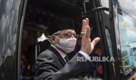 Mantan Wakil Perdana Menteri Malaysia Ismail Sabri Yaakob saat meninggalkan markas partai Organisasi Nasional Melayu Bersatu (UMNO) ke Istana Nasional di Kuala Lumpur, Malaysia, 19 Agustus 2021. Anggota parlemen dari partai yang bersekutu dengan Perikatan Nasional (PN) telah dipanggil oleh Raja Malaysia ke Istana Nasional untuk memastikan dukungan mereka terhadap Ismail Sabri Yaakob sebagai perdana menteri berikutnya.