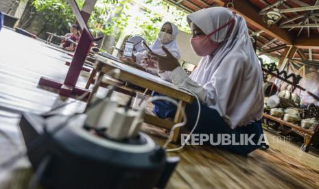 Sejumlah siswa saat melaksanakan pembelajaran jarak jauh di Sanggar Suluk Nusantara, Depok, Jawa Barat, Selasa (11/8). Pemerintah sedang mengkaji bantuan untuk pelajar dari keluarga tidak mampu yang sulit melakukan kegiatan pembelajaran secara online (daring) pada masa pandemi Covid-19 saat ini. Menteri Keuangan Sri Mulyani menyebutkan, pihaknya sedang membahas dengan kementerian/ lembaga terkait mengenai jenis bantuan yang akan diberikan.