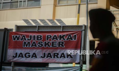 Personel TNI berjaga di area Pasar Tanah Abang Blok A, Tanah Abang, Jakarta, Selasa (30/6). Menurut Camat Tanah Abang Yassin Pasaribu tidak ada penutupan Pasar Tanah Abang Blok A dan B pada Rabu 1 Juli 2020 meski beberapa pedagang diduga positif COVID-19 setelah dilakukan tes swab massal pada Selasa 23 Juni 2020 yang lalu.