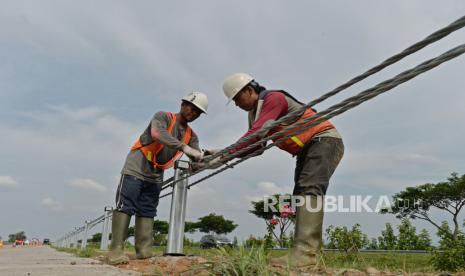 Pembatas Jalan Tol Cipali. Pekerja memasang pembatas jalan dari sling baja atau wire rope di ruas tol Cikopo-Palimanan, Cirebon, Kamis (26/11). Untuk menambah keamanan pengguna tol Cipali, ASTRA Tol Cipali memasang wire rope di sepanjang ruas tol. Saat ini wire rope telah terpasang sepanjang 44 KM, dan ditargetkan pada tahun 2021 mendatang akan terpasang di ruas tol Cipali sepanjang 106 KM.