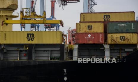 Pekerja beraktivitas di dekat peti kemas di Pelabuhan Tanjung Priok, Jakarta, Kamis (10/11/2022). Indonesia perlu mendalami isu-isu terkini dalam kebijakan luar negeri, seperti pandemi, perubahan iklim, geopolitik, geoekonomi, dan literasi digital, untuk mampu bersaing dalam 10 tahun mendatang.