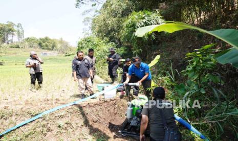 Petugas melakukan penanganan kekeringan untuk lahan pertanian. BMKG sebut kekeringan masih akan berlanjut hingga satu pekan ke depan.