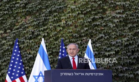  Perdana Menteri Israel Benjamin Netanyahu berbicara dalam upacara penandatanganan amandemen serangkaian perjanjian kerja sama ilmiah dengan Duta Besar AS untuk Israel David Friedman, di Universitas Ariel, di pemukiman Tepi Barat Ariel, Rabu, 28 Oktober 2020. Amerika Serikat dan Israel mengubah perjanjian pada hari Rabu untuk memasukkan lembaga-lembaga Israel di Tepi Barat, sebuah langkah yang semakin mengaburkan status permukiman yang secara luas dianggap ilegal menurut hukum internasional.