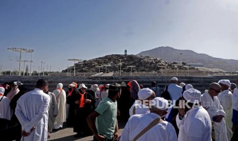 Umat muslim dari berbagai negara berada di pelataran Jabal Rahmah di Mekkah, Arab Saudi, Senin (1/5/2023). Jabal Rahmah adalah salah satu tempat yang dikunjungi umat muslim usai menjalankan ibadah umroh untuk berwisata religi. Jabal Rahmah atau bukit kasih sayang, dipercaya menjadi lokasi bertemunya Adam dan Hawa. Namun pada saat ini Jabal Rahmah di tutup dan Umat muslim pun hanya dapat melihatnya dari kejauhan.