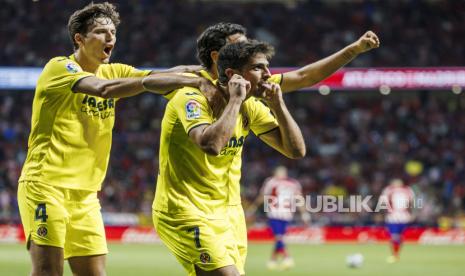  Pemain Villarreal Gerard Moreno, kanan, merayakan dengan menjulurkan lidahnya dan menyentuh telinganya setelah mencetak gol, memancing kemarahan dari para pemain dan penggemar Atletico selama pertandingan sepak bola La Liga Spanyol antara Atletico Madrid dan Villarreal di stadion Metropolitano di Madrid, Spanyol,  Senin (22/8/2022) dini hari WIB.