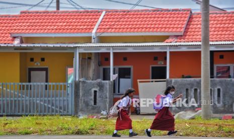 Anak Sekolah Dasar berjalan di lingkungan kompleks perumahan bersubsidi di Ciseeng, Bogor, Jawa Barat, Senin (19/2/2024). BP Tapera tengah mengawal proses penambahan kuota FLPP sebanyak 34 ribu unit.