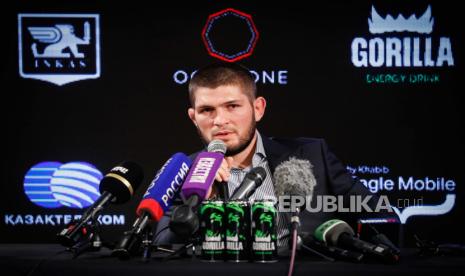  Pejuang seni bela diri campuran Rusia (MMA), pemegang gelar ringan UFC Khabib Nurmagomedov menghadiri konferensi pers di Moskow, Rusia, 02 Desember 2020. Nurmagomedov mengatakan dia tidak berniat mundur dari keputusan pensiunnya yang diumumkan pada 24 Oktober 2020 setelah mengalahkan Justin Gaethje dari AS dan mempertahankan gelar ringannya di UFC 254 di Abu Dhabi.