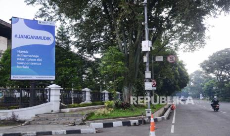 Sebuah tulisan berukuran besar berisi himbauan jangan mudik dipasang di depan Gedung Sate, Kota Bandung, Jumat (10/8). Pemerintah Kota (Pemkot) Bandung tengah melengkapi persyaratan ke Kementerian Kesehatan (Kemenkes) terkait pengusulan pembatasan sosial berskala besar (PSBB).