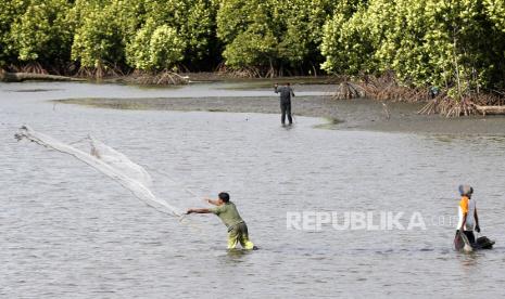 Warga menjala ikan di kawasan hutan bakau, Ujong Pancu, Aceh Besar, Aceh, Rabu (3/6/2020). Warga yang berdomisili dikawasan pesisir pantai memanfaatkan hutan bakau atau hutan mangrove sebagai tempat untuk mencari ikan, udang, kepiting, tiram dan biota lainnya guna memenuhi kebutuhan serta meningkatkan ekonomi keluarga