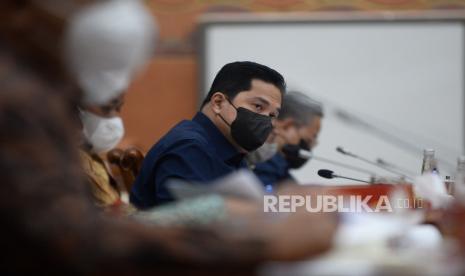 Menteri Badan Usaha Milik Negara (BUMN) Erick Thohir mengikuti rapat kerja dengan Komisi VI DPR di Kompleks Parlemen, Senayan, Jakarta, Rabu (22/9). Rapat kerja tersebut membahas terkait penyesuaian Rencana Kerja Anggaran 2022 Kementerian atau Lembaga sesuai hasil pembahasan Badan Anggaran DPR.Prayogi/Republika.