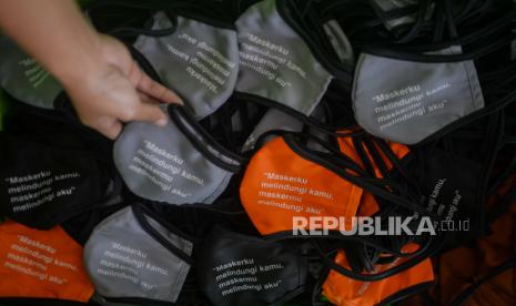 Pekerja menyelesaikan pembuatan masker di industri konveksi Rumah Kita Production di kawasan Tanjung Barat, Jakarta, Kamis (5/11). Konveksi tersebut selain memproduksi beragam pakaian kini mencari peruntungan dengan memproduksi masker kain dengan penambahan pendapatan mencapai 20 persen. Dalam sehari pekerja mampu menyelesaikan sebanyak 1500 masker pesanan. Republika/Thoudy Badai